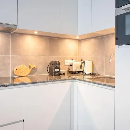 5-guest Retreat Steps From *