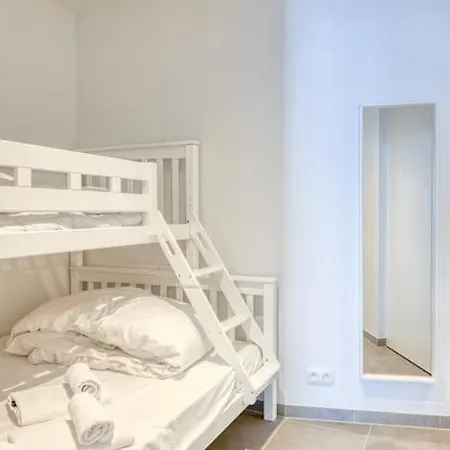 5-guest Retreat Steps From