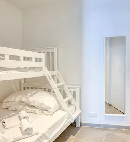 5-guest Retreat Steps From