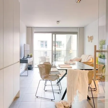 5-guest Retreat Steps From Apartment *