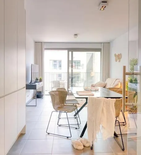 5-guest Retreat Steps From Apartment *